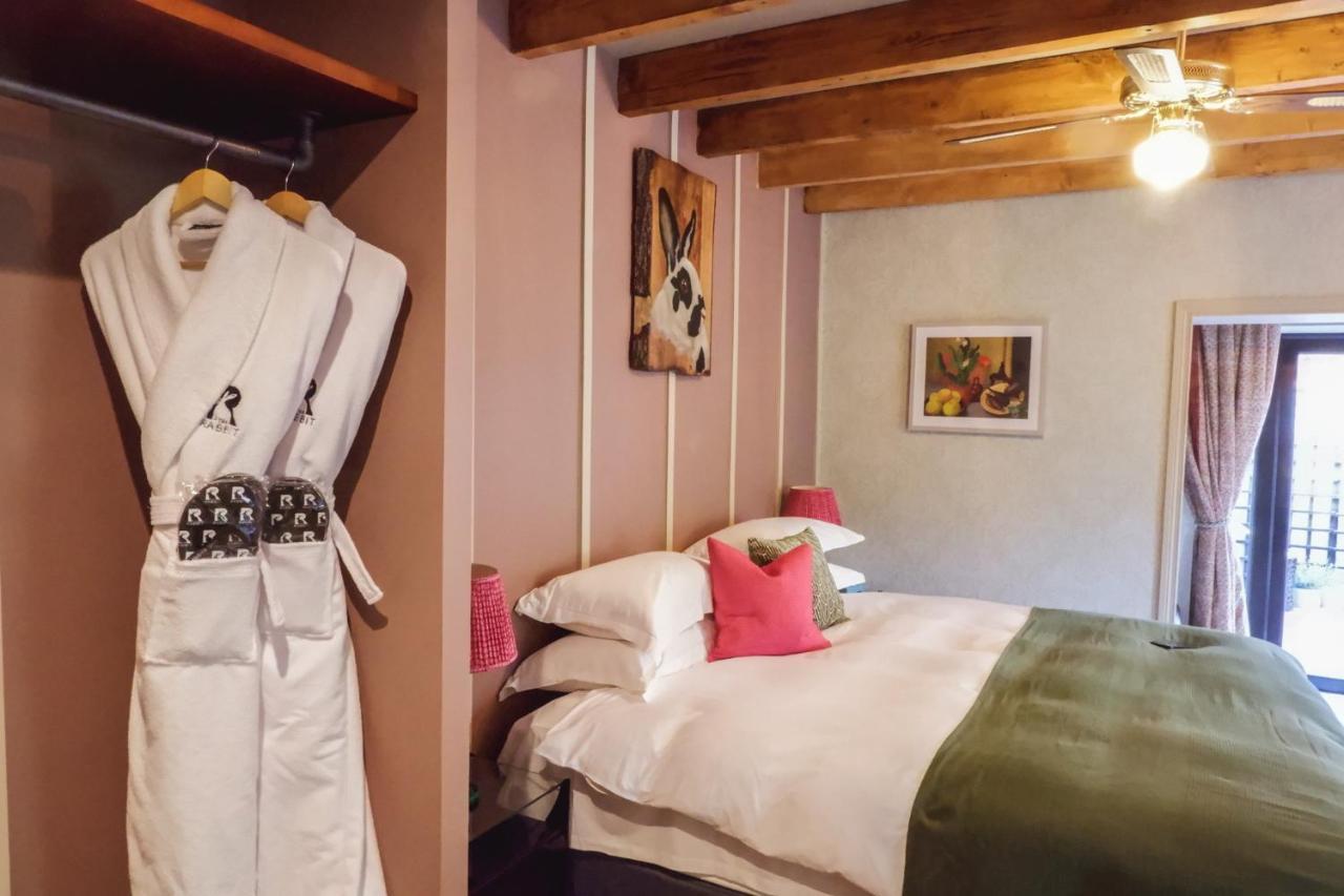 The Rabbit Hotel & Retreat Templepatrick Bagian luar foto